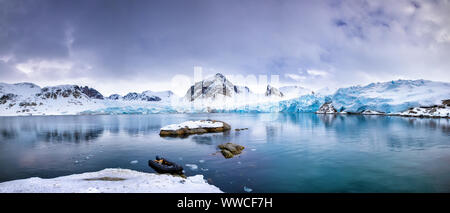 Panarama delle montagne, neve e blu ghiaccio glaciale del ghiacciaio Smeerenburg, Svalbard Arcipelago e terraferma tra la Norvegia e il Polo Nord. Foto Stock