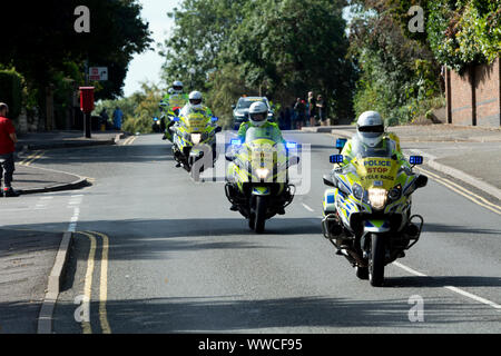 Moto della polizia per il controllo del traffico in ovo Energy 2019 Tour della Gran Bretagna uomini cycle race Foto Stock