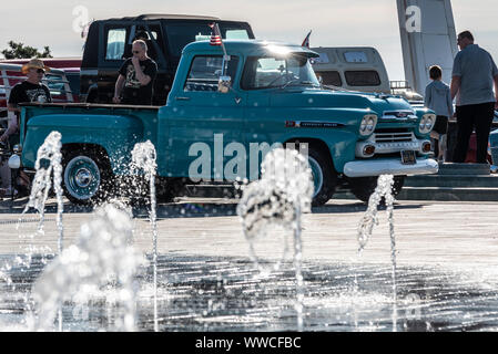 Classico e auto d'epoca hanno guidato lungo il lungomare della città balneare di prendere parte a una 'scome 'n' shine' evento al City Beach su Marine Parade di Southend on Sea, Essex. Il Regno Unito meteo ha albeggiato luminoso e caldo e soleggiato. Chevrolet pickup Apache vicino alla fontana Foto Stock