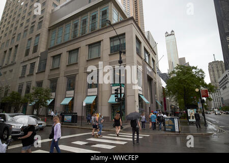 Tiffany e co store di North Michigan Avenue Magnificent Mile su un umido Nuvoloso Giorno in Chicago Illinois USA Foto Stock