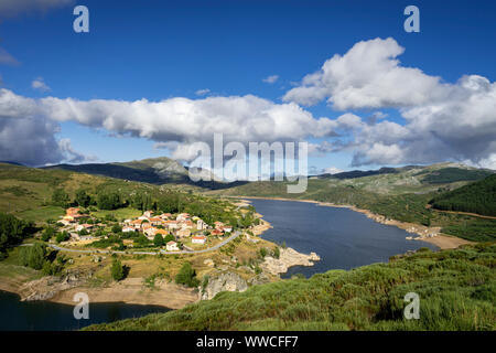 Vista della città di Alba De Los Cardaños in provincia di Palencia, Spagna. Una giornata soleggiata con cielo blu e nuvole bianche. Foto Stock