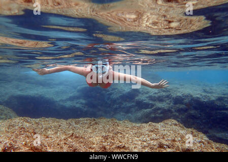 Giovane donna costa di snorkeling Porto Santo Isola Madeira Portogallo Europa Foto Stock