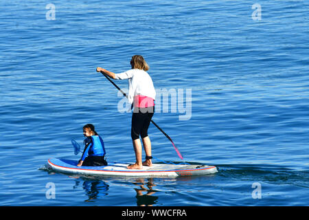 Brixham, UK. Xv Sep, 2019. Brixham,paddle imbarco al mattino presto sun verso la fine di settembre. Credito: Robert Timoney/Alamy Live News Foto Stock