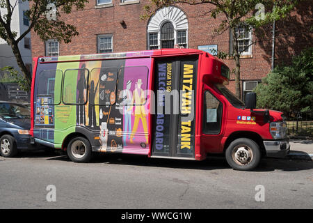 Un Chabad Mitzvà serbatoio parcheggiato su Kingston Avenue in Crown Heights, Brooklyn, New York. Foto Stock