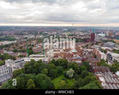 Foto aerea della città di Leeds di Headingley, mostrando la famosa Università di Leeds student campus e il centro della città nel West Yorkshire, Britis tipica Foto Stock