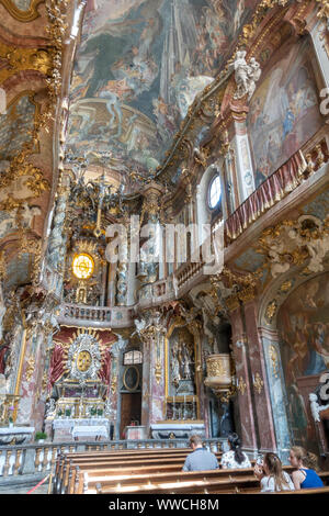 Il bellissimo interno del Barocco Asamkirche (St. Johann Nepomuk o Asam Chiesa ), Monaco di Baviera, Germania. Foto Stock