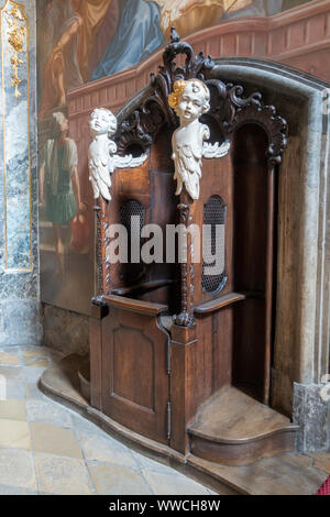 Stallo confessionale all'interno del bellissimo interno dell'Asamkirche (St. Johann Nepomuk o Asam Chiesa ), Monaco di Baviera, Germania. Foto Stock