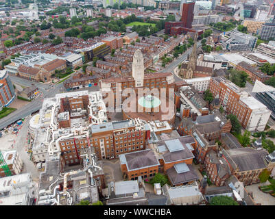 Foto aerea della città di Leeds di Headingley, mostrando la famosa Università di Leeds student campus e il centro della città nel West Yorkshire, Britis tipica Foto Stock