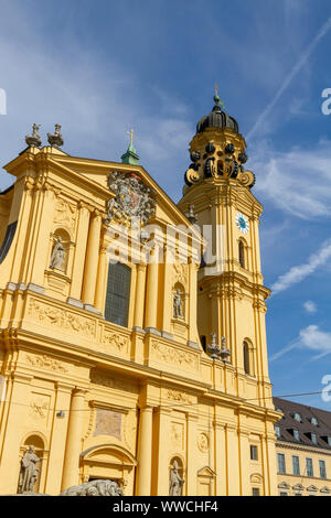 La Chiesa Teatina (Theatinerkirche) in Odeonsplatz, Monaco di Baviera, Germania. Foto Stock