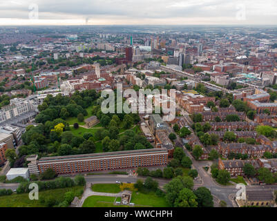 Foto aerea della città di Leeds di Headingley, mostrando la famosa Università di Leeds student campus e il centro della città nel West Yorkshire, Britis tipica Foto Stock