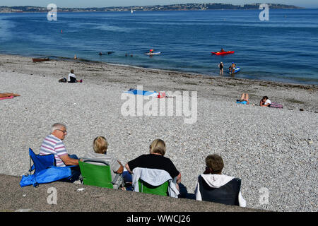 Brixham, UK. Xv Sep, 2019. Rilassante nelle prime ore del mattino di sole sulla spiaggia a Brixham in Devon. Credito: Robert Timoney/Alamy Live News Foto Stock