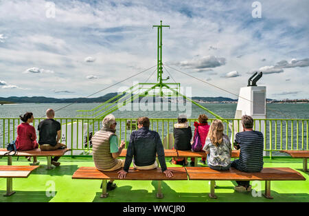 Passeggeri su Pato Real ferry boat che va dalla penisola di Troia alla città di Setúbal, regione Lisboa, Portogallo Foto Stock