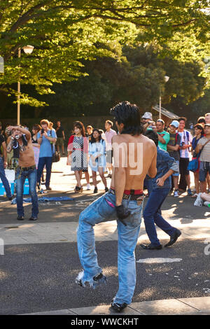 Gli stranieri, un Tokyo Rockabilly Club, ballano al Parco Yoyogi a Shibuya, Tokyo, Giappone, in un sole Domenica pomeriggio estivo. Foto Stock