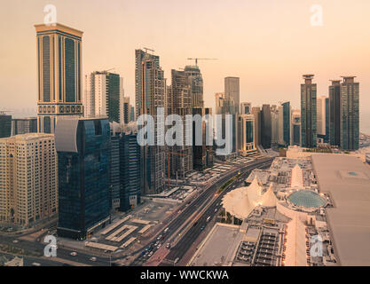 Sunset grattacieli di West Bay Area, Doha, Qatar Foto Stock