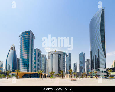 Viste sopra l'entrata del Metro di Doha guardando verso i grattacieli di West Bay Area, Doha, Qatar Foto Stock