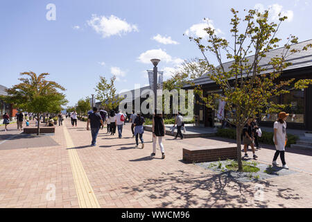 Miyagi, Giappone. Xv Sep, 2019. I visitatori si radunano presso la zona commerciale di Onagawa città situata nella parte anteriore della stazione di Onagawa. Un media tour organizzati dal Governo Metropolitano di Tokyo in collaborazione con le autorità locali si propone di presentare i tentativi di recupero nel Tohoku area interessata dal 2011 Grande Oriente Giappone Terremoto e Tsunami. Credito: Rodrigo Reyes Marin/ZUMA filo/Alamy Live News Foto Stock