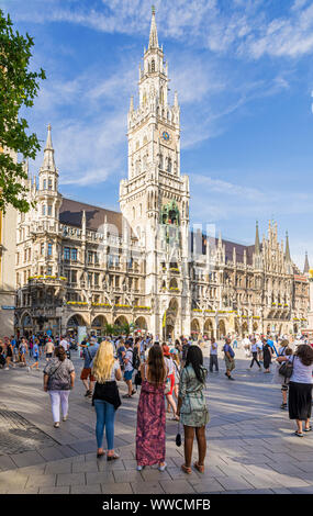 Una folla di persone in Marienplatz guardando il nuovo municipio di Monaco di Baviera, Germania Foto Stock