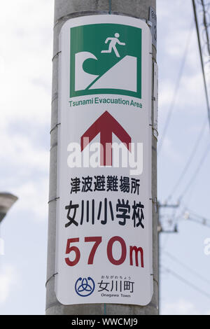 Miyagi, Giappone. Xv Sep, 2019. Un tsunami zona di evacuazione segno è visto vicino alla stazione di Onagawa. Un media tour organizzati dal Governo Metropolitano di Tokyo in collaborazione con le autorità locali si propone di presentare i tentativi di recupero nel Tohoku area interessata dal 2011 Grande Oriente Giappone Terremoto e Tsunami. Credito: Rodrigo Reyes Marin/ZUMA filo/Alamy Live News Foto Stock