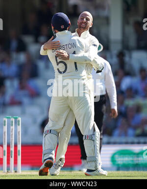 L'Inghilterra del martinetto Leach (destra) celebra dopo Jonny Bairstow monconi fuori dell'Australia Labuschagne Marnus durante il giorno quattro della quinta prova la corrispondenza alla Kia ovale, Londra. Foto Stock