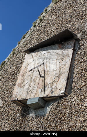 Il Sundial oltre la porta sud a St Werburghs Chiesa di Wembury Foto Stock