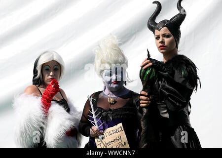 Lisbona, Portogallo. Xiv Sep, 2019. Cosplayers frequentare il fumetto con il Portogallo 2019 il giorno 3, a Lisbona, in Portogallo, il 14 settembre 2019. Credito: Pedro Fiuza/ZUMA filo/Alamy Live News Foto Stock