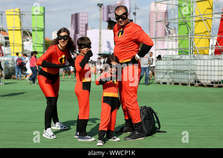 Lisbona, Portogallo. Xiv Sep, 2019. Cosplayers frequentare il fumetto con il Portogallo 2019 il giorno 3, a Lisbona, in Portogallo, il 14 settembre 2019. Credito: Pedro Fiuza/ZUMA filo/Alamy Live News Foto Stock