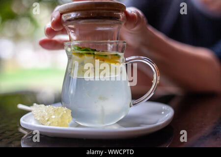 Un limone tè sulla terrazza a Tehran, Iran Foto Stock