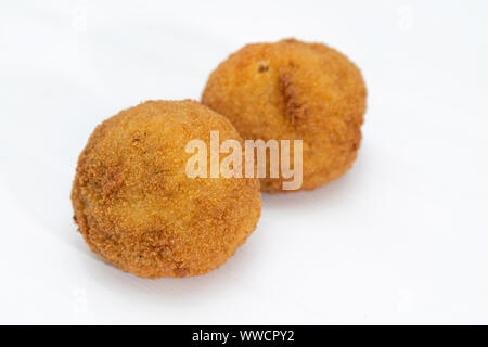 Arancino siciliano Arancina o. Un tipico siciliano di cibo di strada. Realizzato con luogo, prosciutto, carne e formaggio. Foto Stock