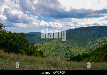 Nuvole roll over Catskills Mountains in questa vista da cacciatore Montagna. Foto Stock