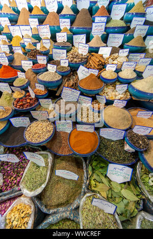 Le spezie e le erbe in un bazar / mercato Foto Stock