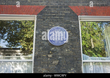 Targa blu a George Orwell e sir Stephen Spender sulla terrazza di Lansdowne, Bloomsbury, London, Regno Unito Foto Stock