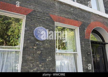 Targa blu a George Orwell e sir Stephen Spender sulla terrazza di Lansdowne, Bloomsbury, London, Regno Unito Foto Stock