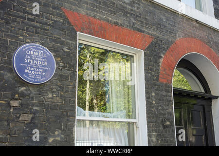 Targa blu a George Orwell e sir Stephen Spender sulla terrazza di Lansdowne, Bloomsbury, London, Regno Unito Foto Stock