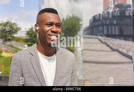 Ritratto di positivo carismatico Afro American guy Foto Stock