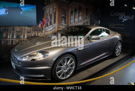 La Aston Martin DBS da le riprese di Casino Royale su display a Silverstone come parte del touring 'Bond in Motion" mostra. Foto Stock