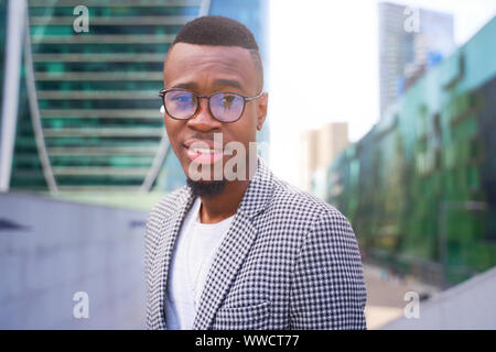 Elegante ragazzo africano sorridente cordiale alla fotocamera. Foto Stock