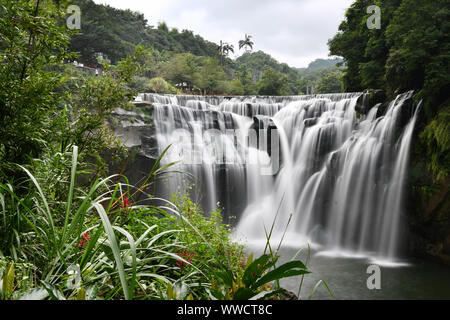 Il Taipei Taiwan. Xv Sep, 2019. I turisti vista la cascata Shifen nella nuova città di Taipei, a sud-est della Cina di Taiwan, Sett. 15, 2019. Credito: Chen Bin/Xinhua/Alamy Live News Foto Stock