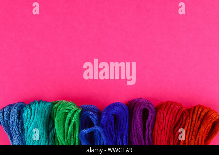 Mouline. Filo multicolore per ricamo. Filo colorato per il ricamo. Filettature moulin. Foto Stock
