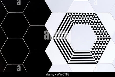 Le piastrelle di ceramica con motivi geometrici. Sfondo nero e bianco delle piastrelle di ceramica. Foto Stock