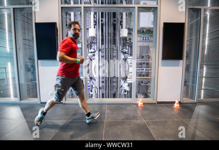 Rottweil, Germania. Xv Sep, 2019. Un runner corre ultimi alberi per ascensori di test durante la torre eseguire nella ThyssenKrupp ascensore torre di prova. Le guide di scorrimento hanno a master 1390 passi oltre 232 metri il più velocemente possibile. Credito: Sebastian Gollnow/dpa/Alamy Live News Foto Stock