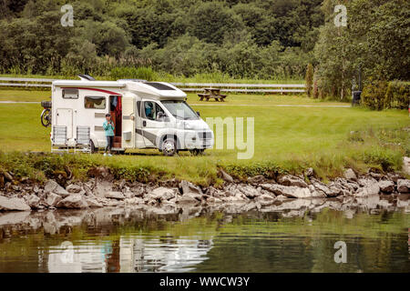 Vacanza per la famiglia travel RV, vacanza in camper, caravan auto vacanza. Foto Stock