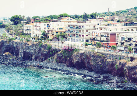 Viaggiare in Italia - Vista aerea di Acitrezza, Catania, Sicilia, facciata di vecchi edifici sul lungomare Foto Stock