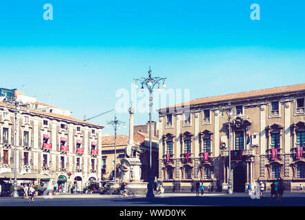 Catania, Sicilia, Italia - 14 agosto 2018: persone vicino al famoso punto di riferimento sulla piazza principale Piazza del Duomo di Catania, Sicilia, Italia, monumento l'Elefante Foto Stock