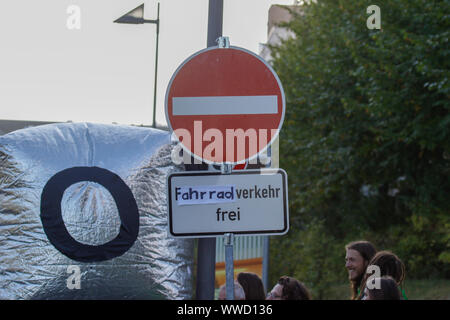 Francoforte, Germania. Xv Sep, 2019. I manifestanti hanno cambiato un segno di traffico per "biciclette solo'. Diverse centinaia di attivisti hanno protestato fuori del 2019 Internationale Automobil-Ausstellung (IAA) contro le automobili e per un cambiamento nelle politiche del traffico. Hanno bloccato diversi ingressi alla mostra. (Foto di Michael Debets/Pacific Stampa) Credito: Pacific Press Agency/Alamy Live News Foto Stock