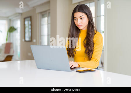 Beauitul giovane donna che lavorano utilizzando computer laptop concentrata Foto Stock