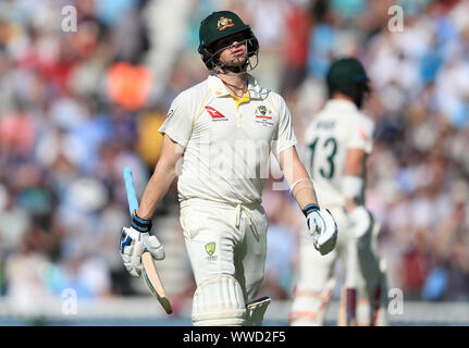 Australia Steve Smith passeggiate off dopo essere stata licenziata durante il giorno quattro della quinta prova la corrispondenza alla Kia ovale, Londra. Foto Stock