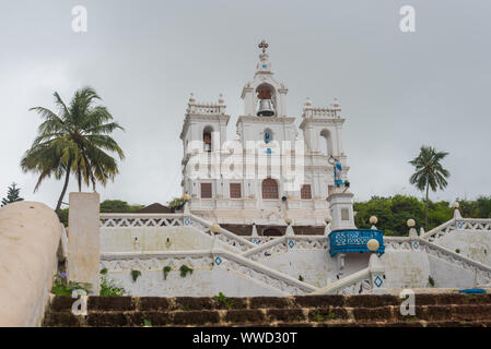 Edifici e degli stabilimenti commerciali in Panjim la città capitale di Goa Foto Stock