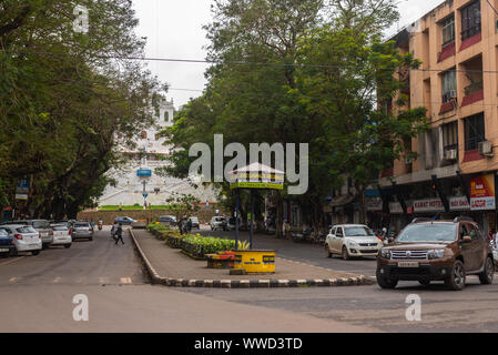 Sulla città di Panjim brulicante di attività di fronte alla nostra signora dell Immacolata Concezione la Chiesa di Goa sulla Indian Independence Day Foto Stock