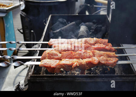 La carne è cotta alla brace. Barbecue a carbone. Foto Stock