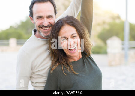 Coppia romantica sorridente e balli in una giornata di sole Foto Stock